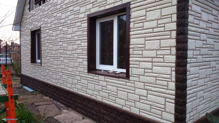 Отделка дома фасадными панелями - камень белый и фагот Чеховский